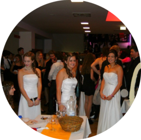 3 Damen in weißen Ballkleidern